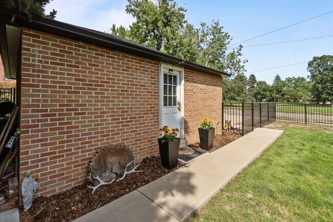 Building Photo - Stunning 4 Bed 2 Bath Home across the Stre...