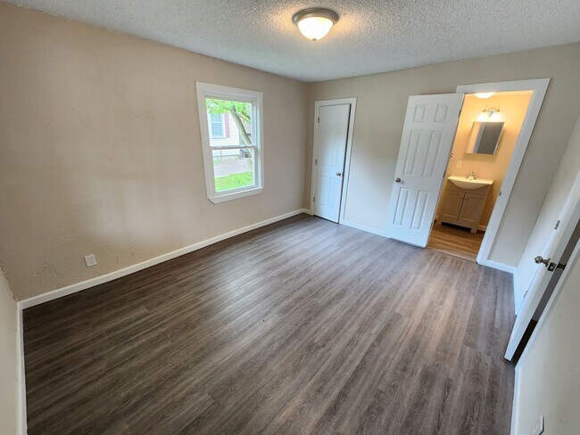 Building Photo - Spacious 2-Bedroom, 1-Bathroom Home AVAILABLE NOW!!