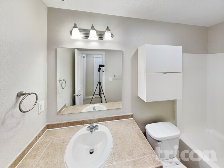 Building Photo - 6500 NE 86th Ave