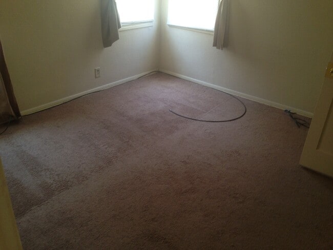 Building Photo - 2 bedroom 2 bath. Appliances included!