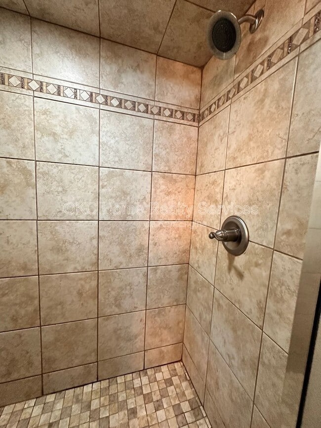 Building Photo - 17316 Valley Crst