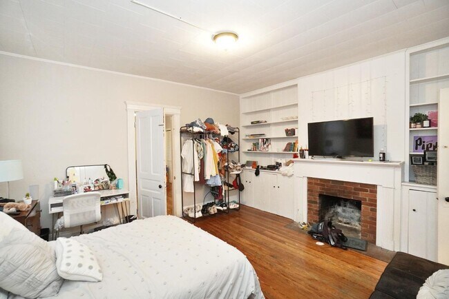 Building Photo - Awesome 4 Bed/ 2 Full Bath on Fairview Min...