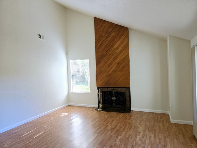 Building Photo - Spacious Townhome in Fairview