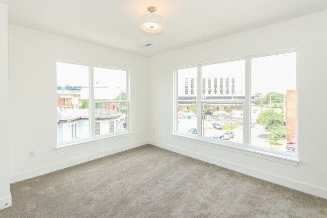 Building Photo - Townhome in Downtown Indianapolis
