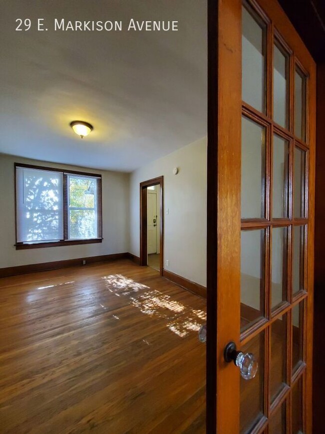 Building Photo - Spacious Townhome with Original Features A...