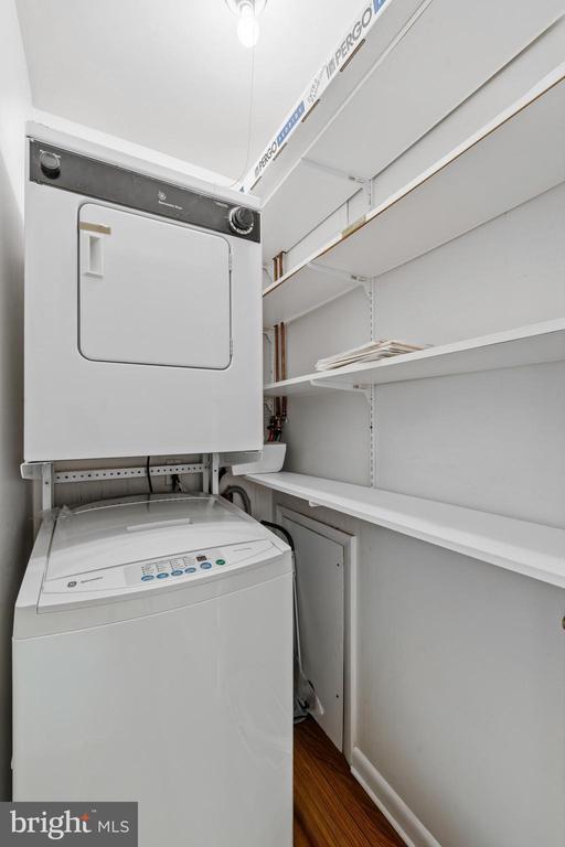 Building Photo - 1640 Oakwood Dr