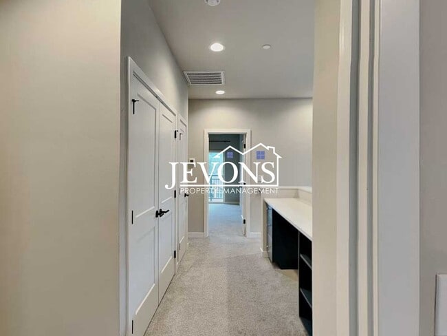 Building Photo - Coming soon! Modern Townhome Living in Prime Issaquah Location