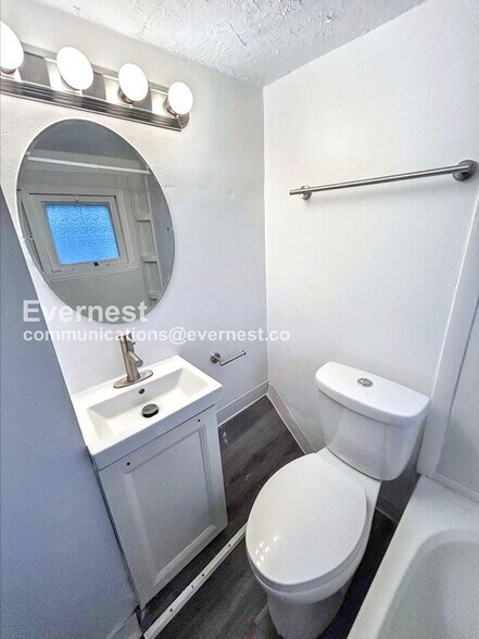 Building Photo - 1079 E 68th St