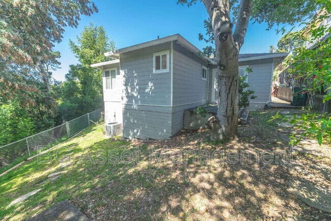 Building Photo - 3830 Twin Oaks Way