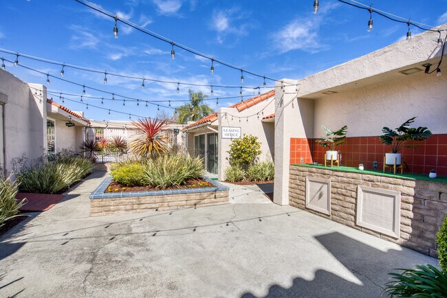 Building Photo - 601 Almarida Dr