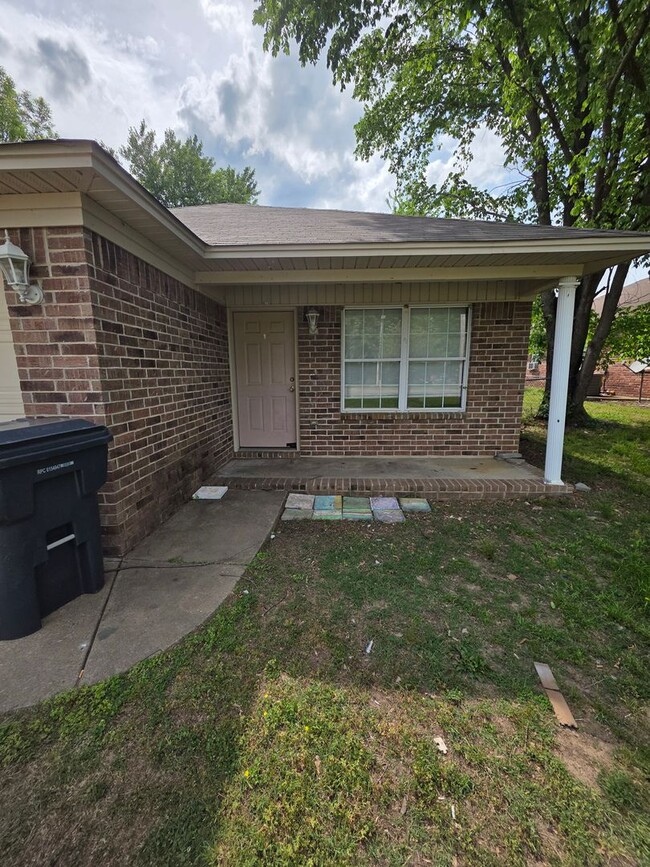 Building Photo - 1007 N Parker Rd