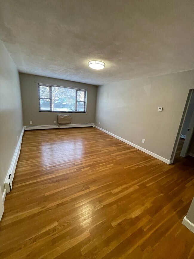 Building Photo - 1-Bedroom H & HW + Parking * Newton Riverside MBTA GL-D