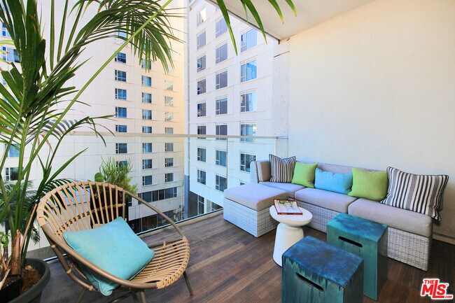 Building Photo - 6250 Hollywood Blvd