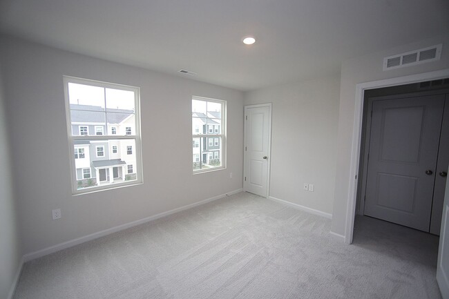Building Photo - Spacious End Unit Townhome in Beautiful Ne...