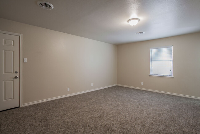 Building Photo - 202 Live Oak Dr