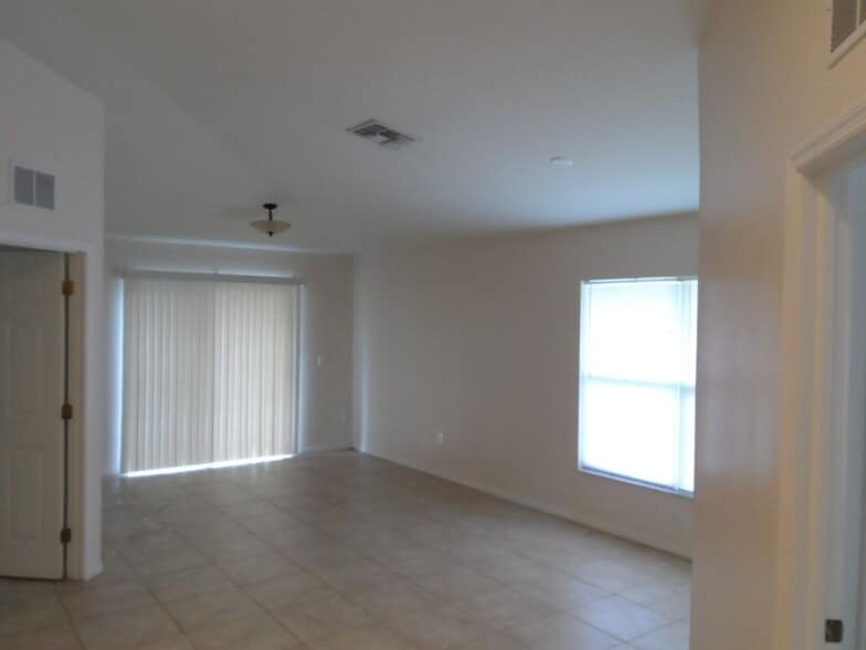 Building Photo - Coming Soon, 4/27 - Freshly Painted 2/2/1 Duplex