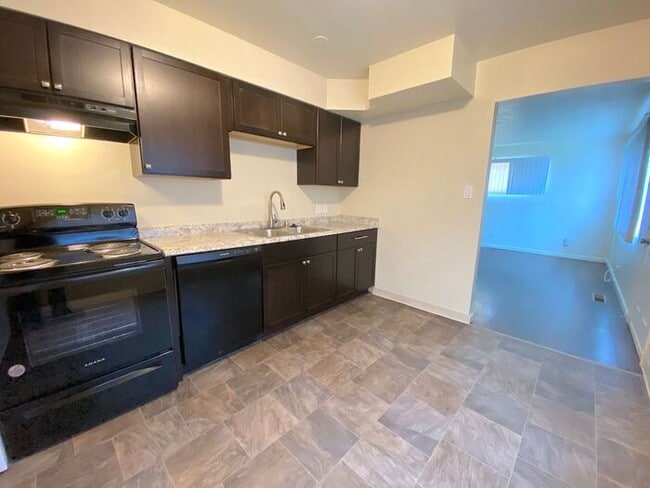 Building Photo - Reno Duplex - 1 Small Pet Friendly, Garage, Dishwasher, Washer/Dryer Inside Unit