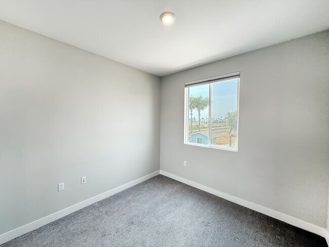 Building Photo - Stunning 3B/2.5BA Townhome in Oceanside fo...