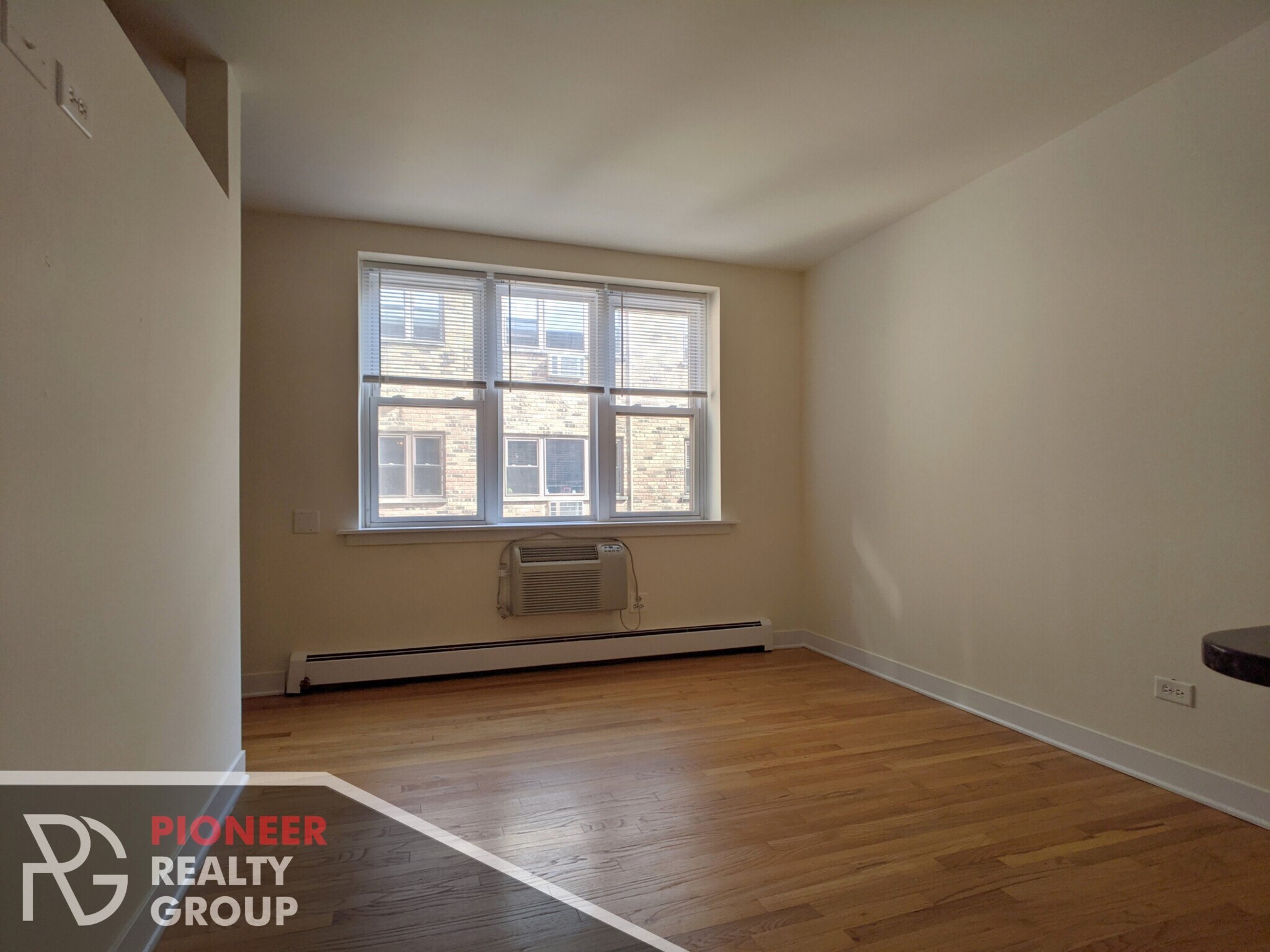 Building Photo - 630 W Wrightwood Ave