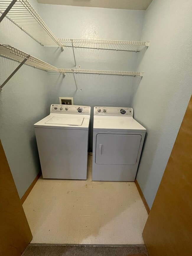 Building Photo - 3 Bedroom 2 Bath House in Thornton Available Now!