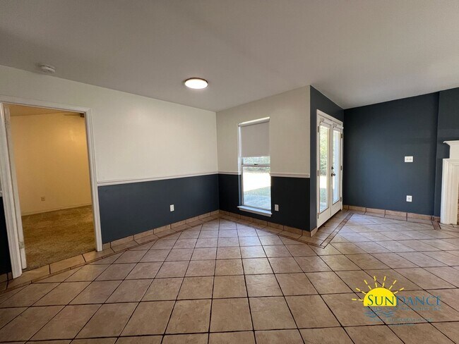 Building Photo - Gorgeous 3 Bedroom Home in Crestview!