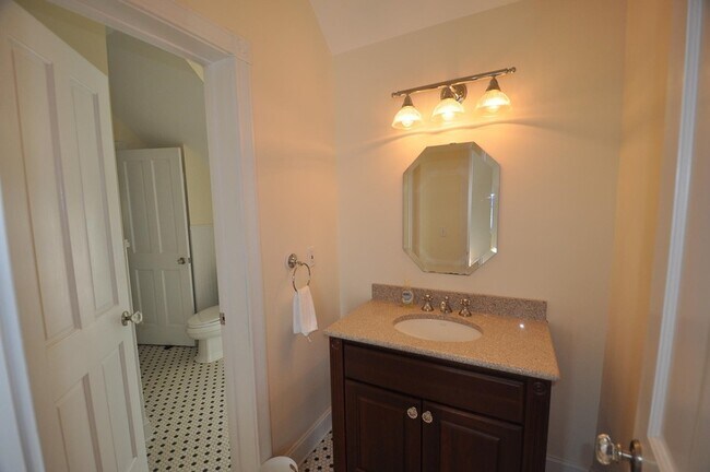 Building Photo - 163 Taconic Rd