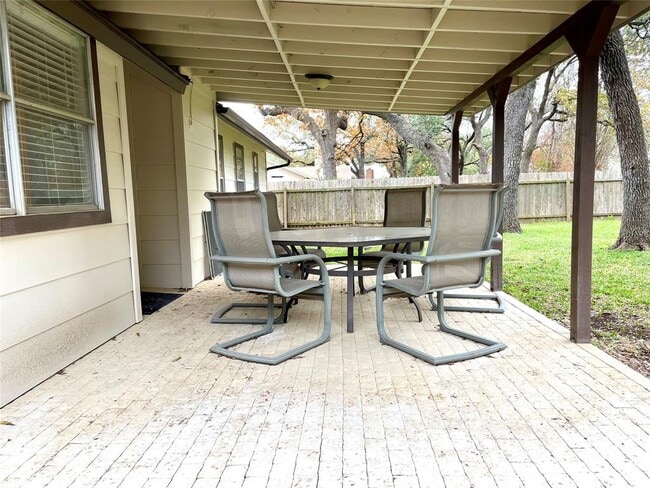 Building Photo - 703 Twin Oak Trail