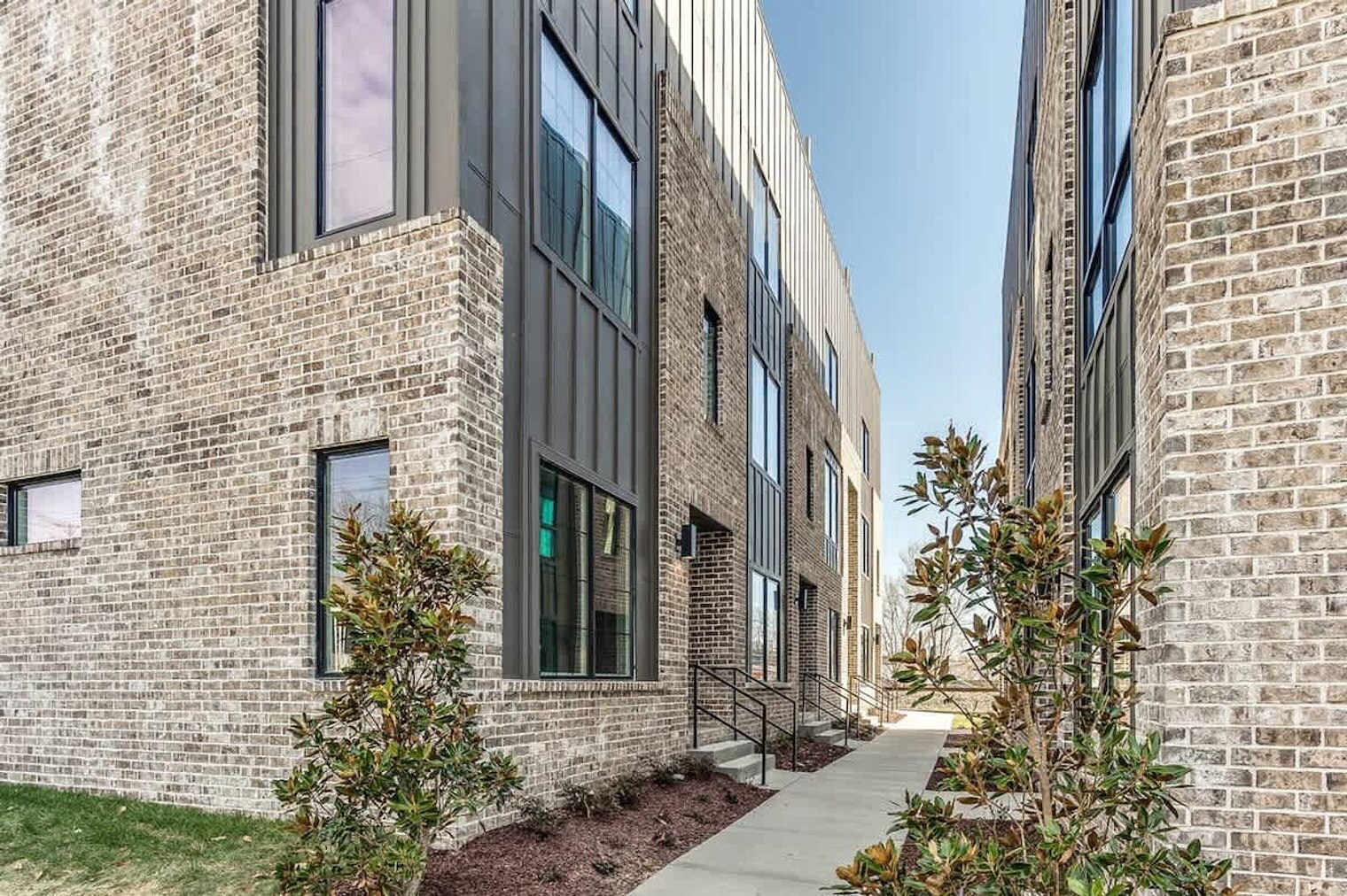 Building Photo - 738 Douglas Ave