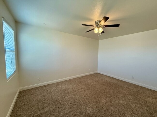 Building Photo - Beautiful Spacious 5 Bedroom Home located ...