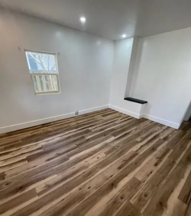 Building Photo - Spacious One Bedroom Duplex located near S...