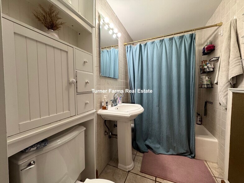 Building Photo - 202 Calumet St