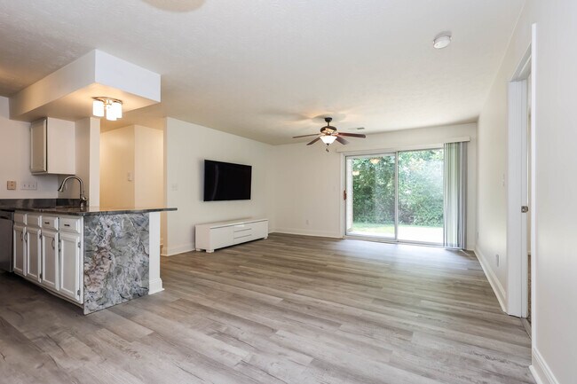 Building Photo - 8839 Eagleview Dr