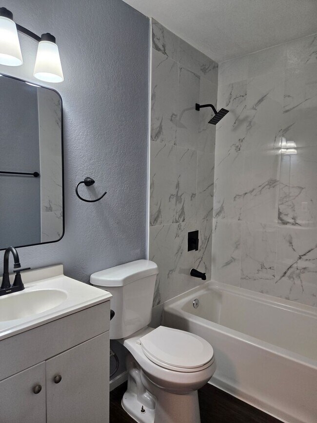 Building Photo - 3 Bedroom Apartment