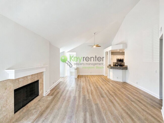 Building Photo - Beautifully renovated single-level condo in gated Newport Baycrest