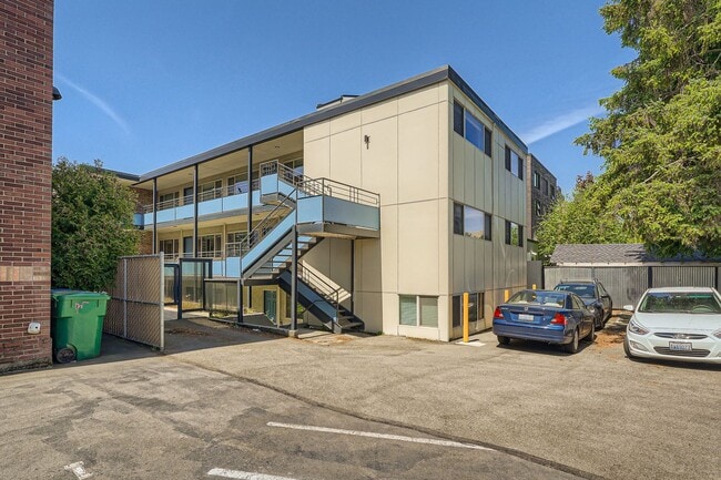 Building Photo - 6714 Greenwood Ave N