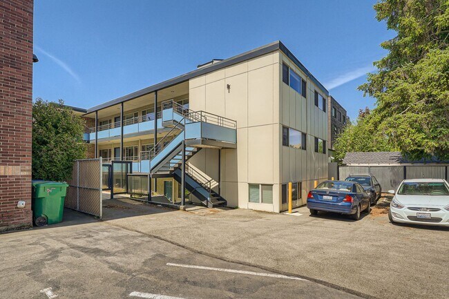 Building Photo - Second Floor 2bed/1bath Apartment in Greenwood!