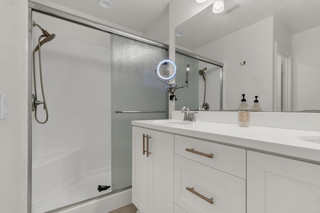 Building Photo - 1520 W 1st St