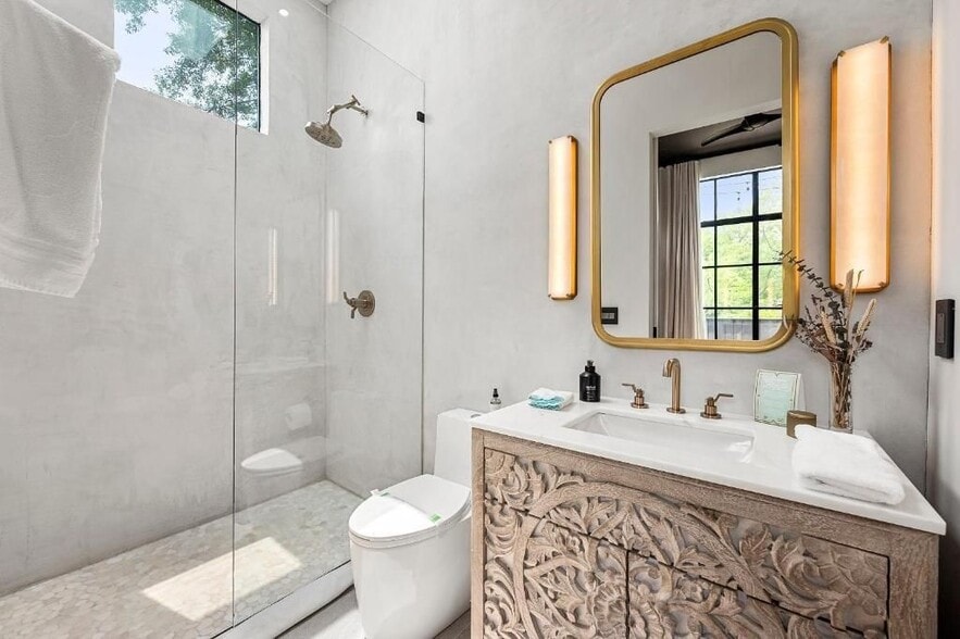 Building Photo - 1008 Albion Ave NE