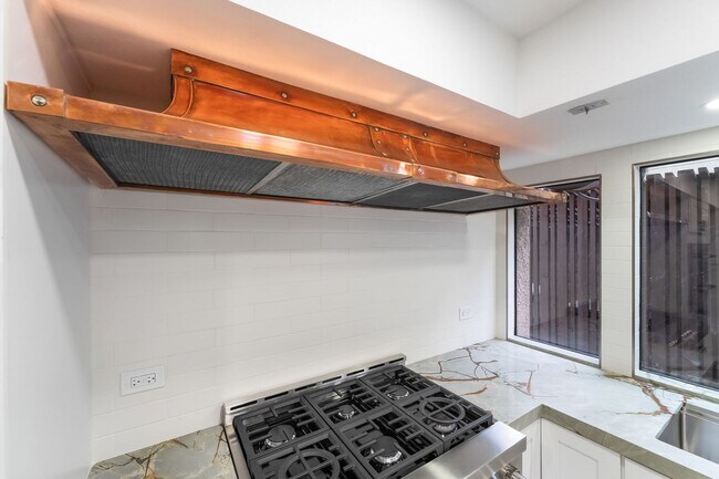 Building Photo - 968 Pinehurst Dr