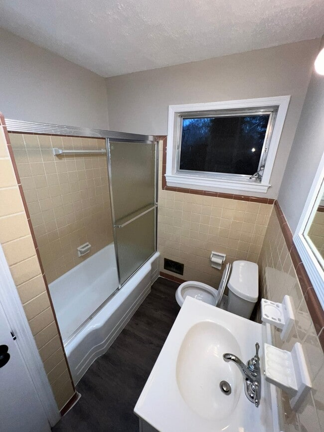 Building Photo - 1101 Enota Cir NE