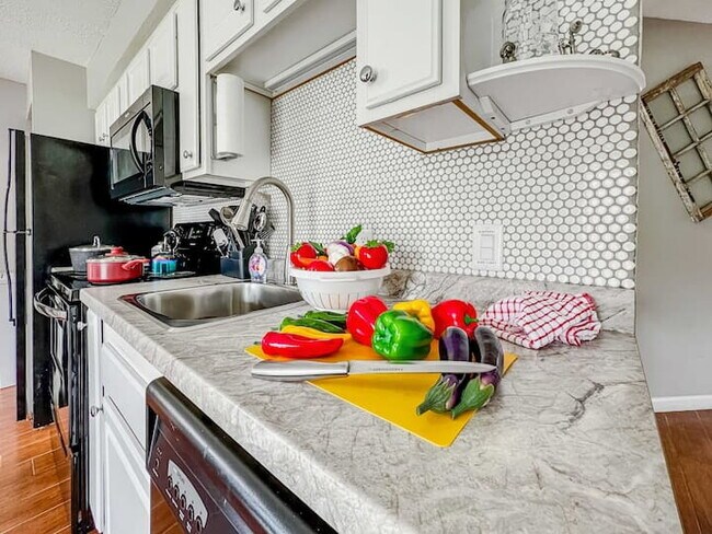 Building Photo - Adorable 1BR - Ground Entry Available FULLY FURNISHED