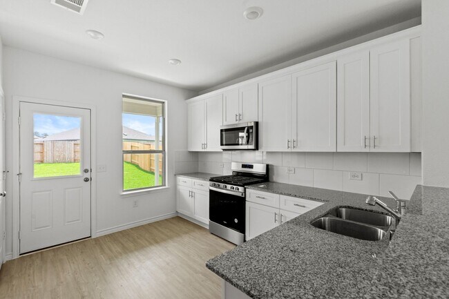 Building Photo - Move-In Ready New Build with Spacious Back...