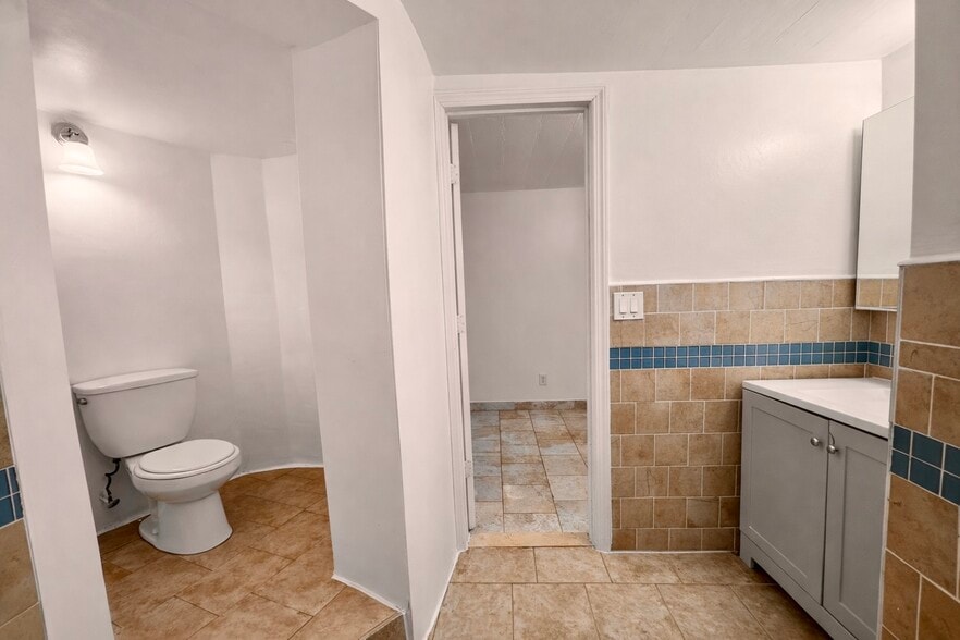 Building Photo - 2 Hollowbrook Plz