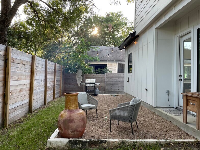 Building Photo - 1804 E 14th St