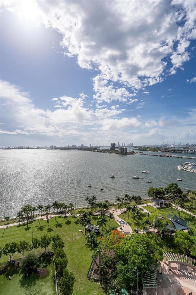 Building Photo - 1800 N Bayshore Dr