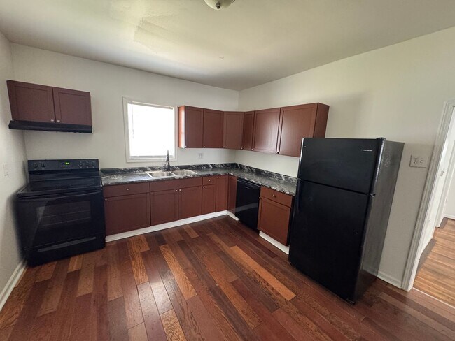 Building Photo - Near Westside 4 Bedroom 2 Bath