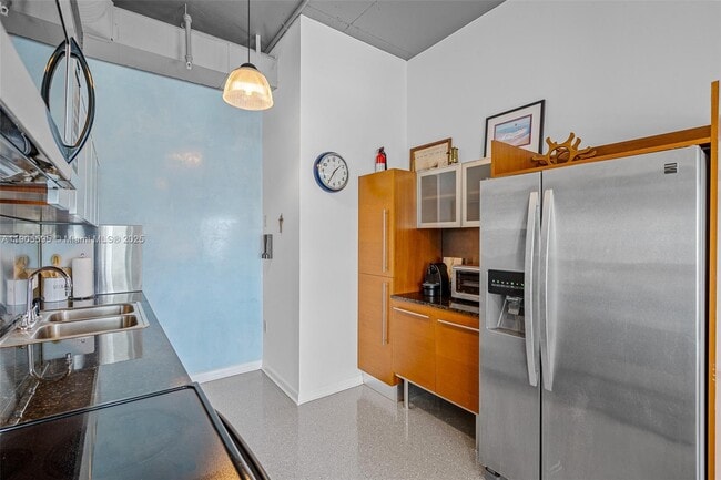 Building Photo - 10 SW South River Dr