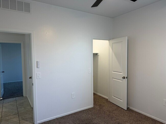 Building Photo - 9427 E Alfalfa Dr