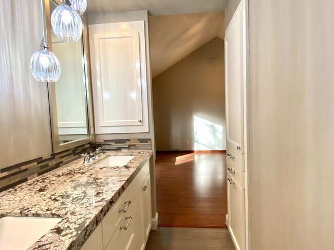 Building Photo - $2,450 Audubon & Friant 3 bed, N Bond, Fresno