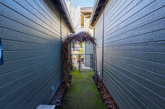 Building Photo - The Nest: Fully Furnished detached Cottage in Jacksonville- $300 Utility Fee